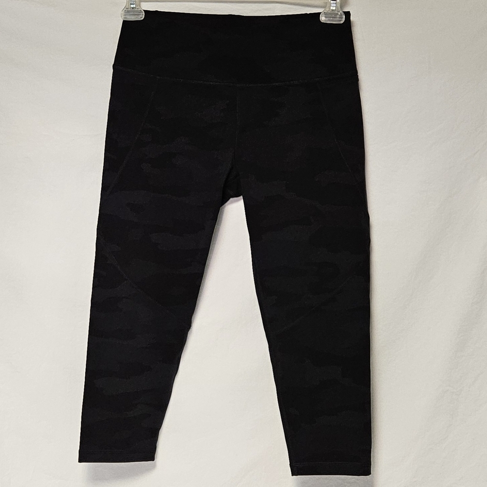 Sweaty Betty Power Workout Crop Leggings in the "Ultra Black Camo Print". Size 8